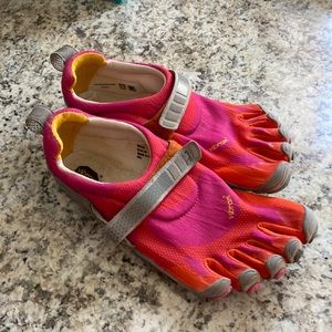 Vibrant five fingers running/walking shoes